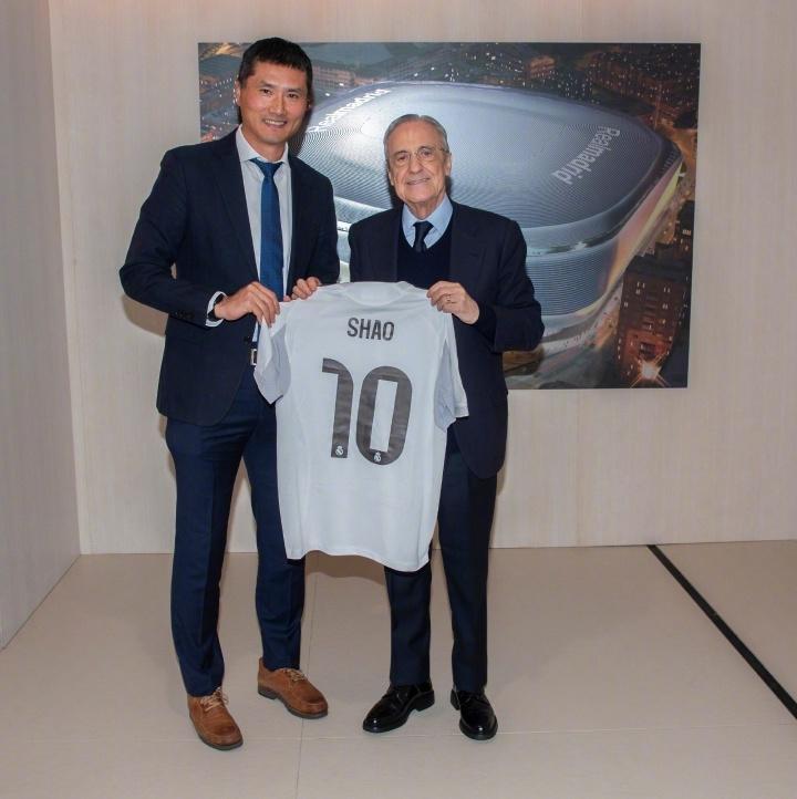 加拿大28-国足主帅的排面!45岁邵佳一造访皇马 与老佛爷合影+获赠10号球衣