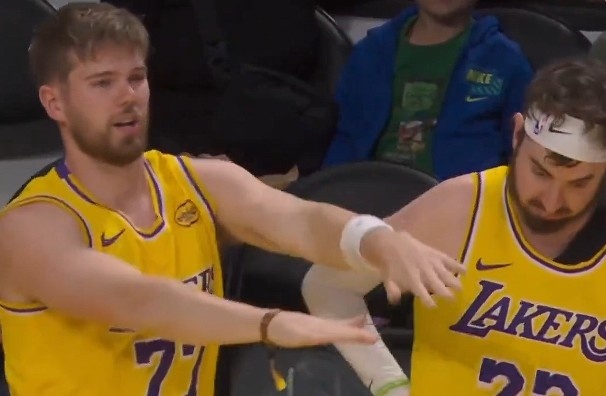 加拿大预测-攒劲的节目！湖人主场观众席惊现山寨版东契奇&amp;蒂米 假东子秀热舞